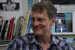 La sala della libreria IoCiSto durante l'Eirenefest Napoli, con il pubblico raccolto per la presentazione di Dugo e le stelle di Francesco Troccoli, dialogo guidato da Valentina Ripa.