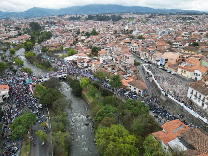 Vista aérea de Cuenca y miles de marchantes por la defensa del agua.