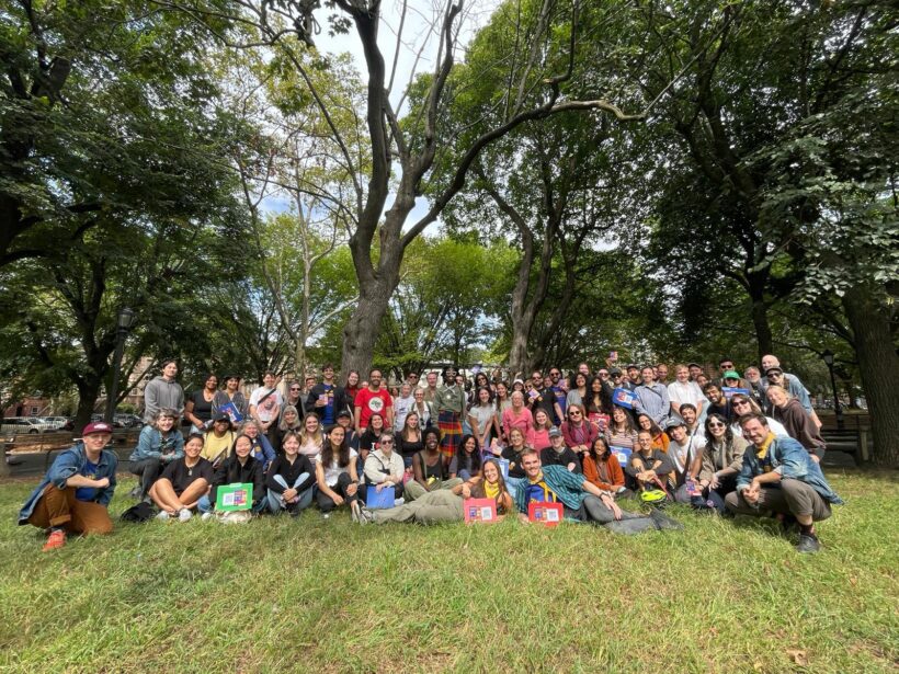 Foto de grupo de los activistas de Zohran Mamdani reunidos en Fulton Park, Brooklyn.