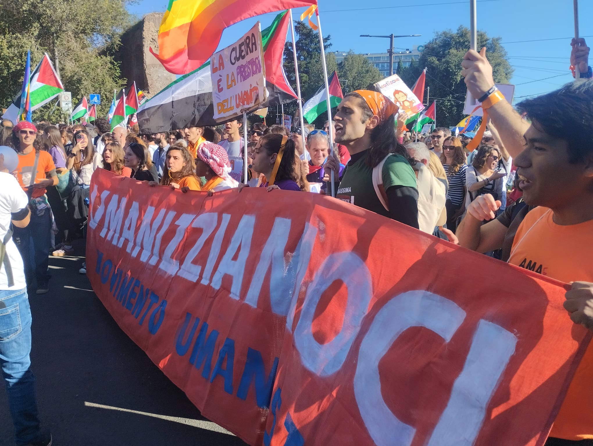 manifestanti umanisti per la Palestina