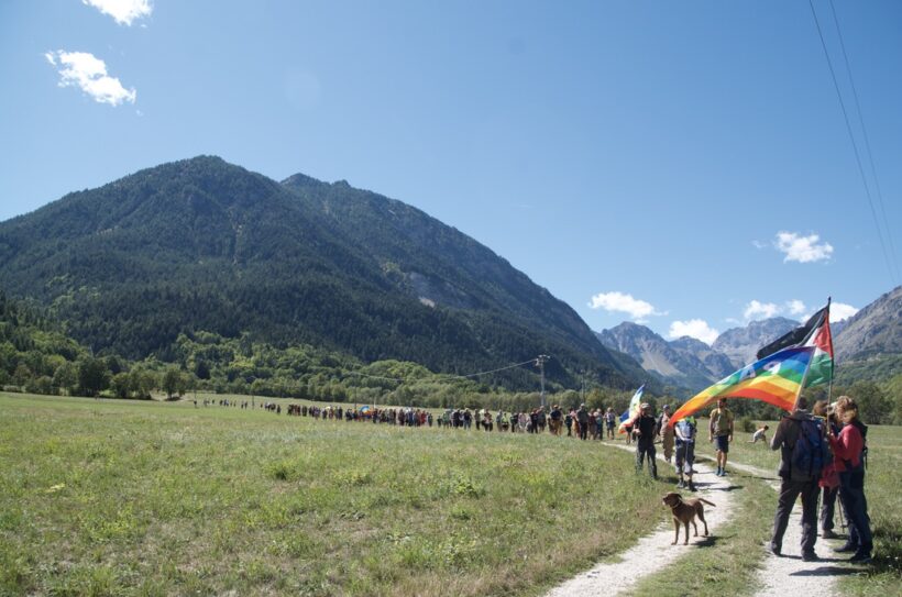 Foto di camminatori sugli Appennini con le bandiere della Pace e della Palestina