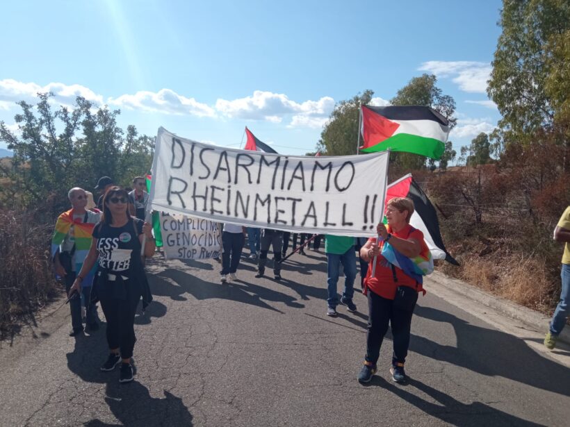 manifestanti con striscione: disarmiamo Rheinmetal