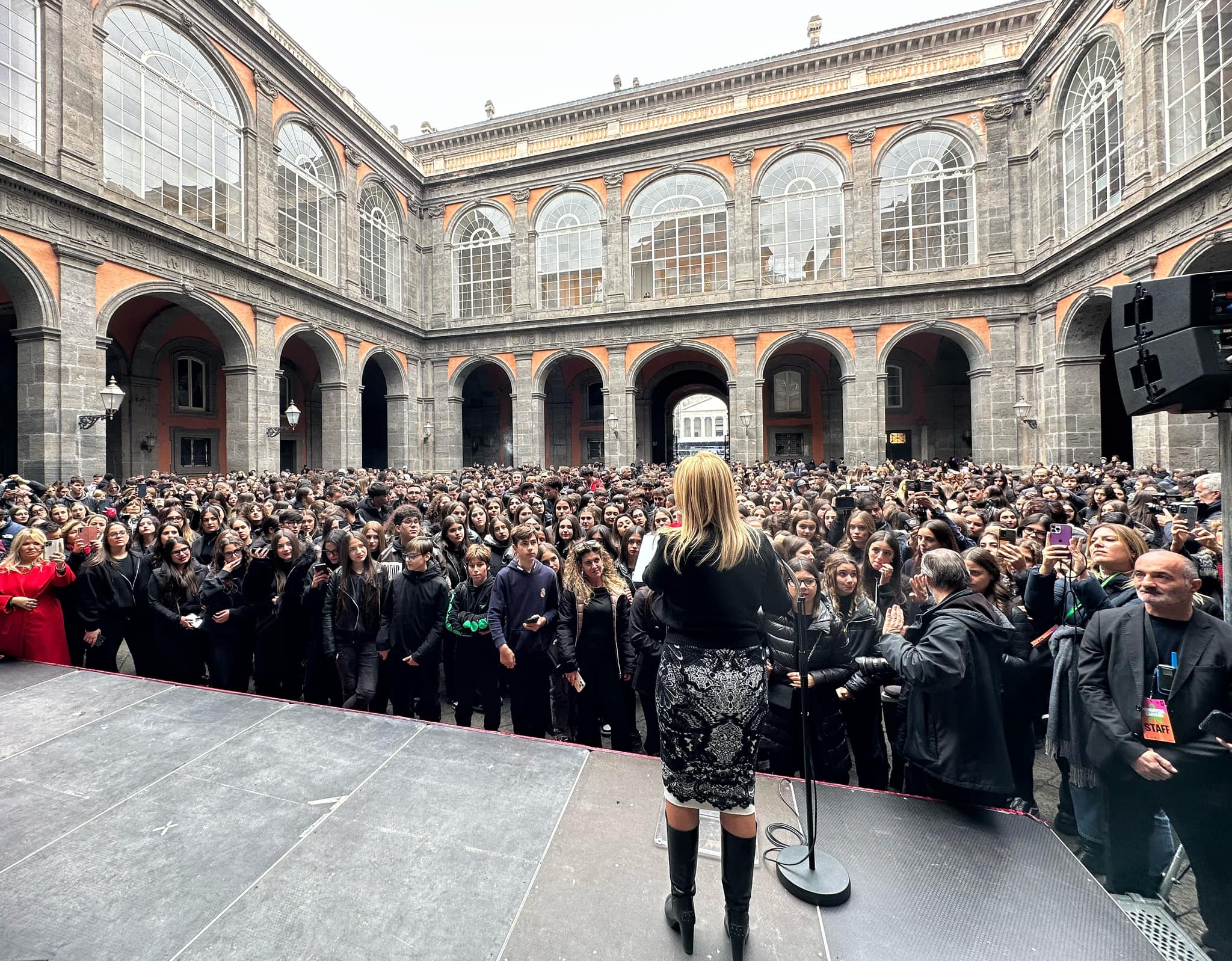 Lucia Fortini con gli studenti nel cortile del Palazzo Reale di Napoli
