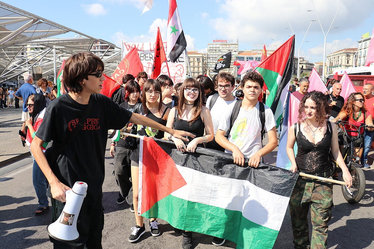 Giovani manifestanti con bandiere palestinesi durante il corteo per Gaza a Napoli, 3 settembre 2025.