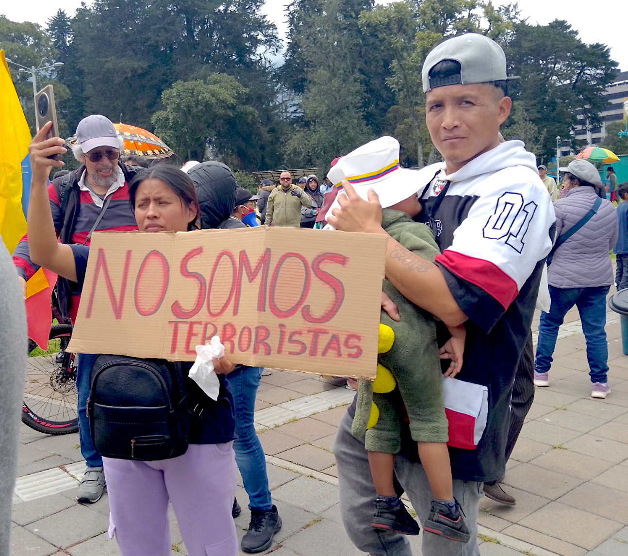 Familia durante las manifestaciones de hoy en Quito.