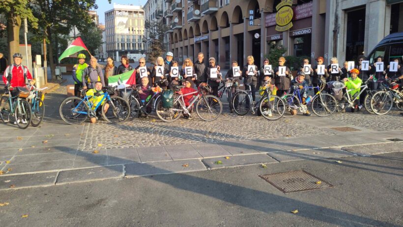 Flash mob e ciclisti in partenza per la Bike4Gaza da Biella, Piazza Vittorio Veneto