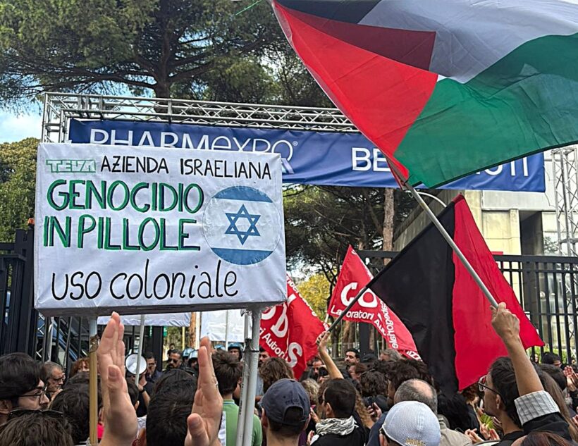 Manifestazione alla Mostra d’Oltremare di Napoli durante la fiera PharmaExpò: attivisti e associazioni protestano contro la presenza dell’azienda israeliana TEVA, denunciando le sue connessioni con il conflitto in Palestina.
