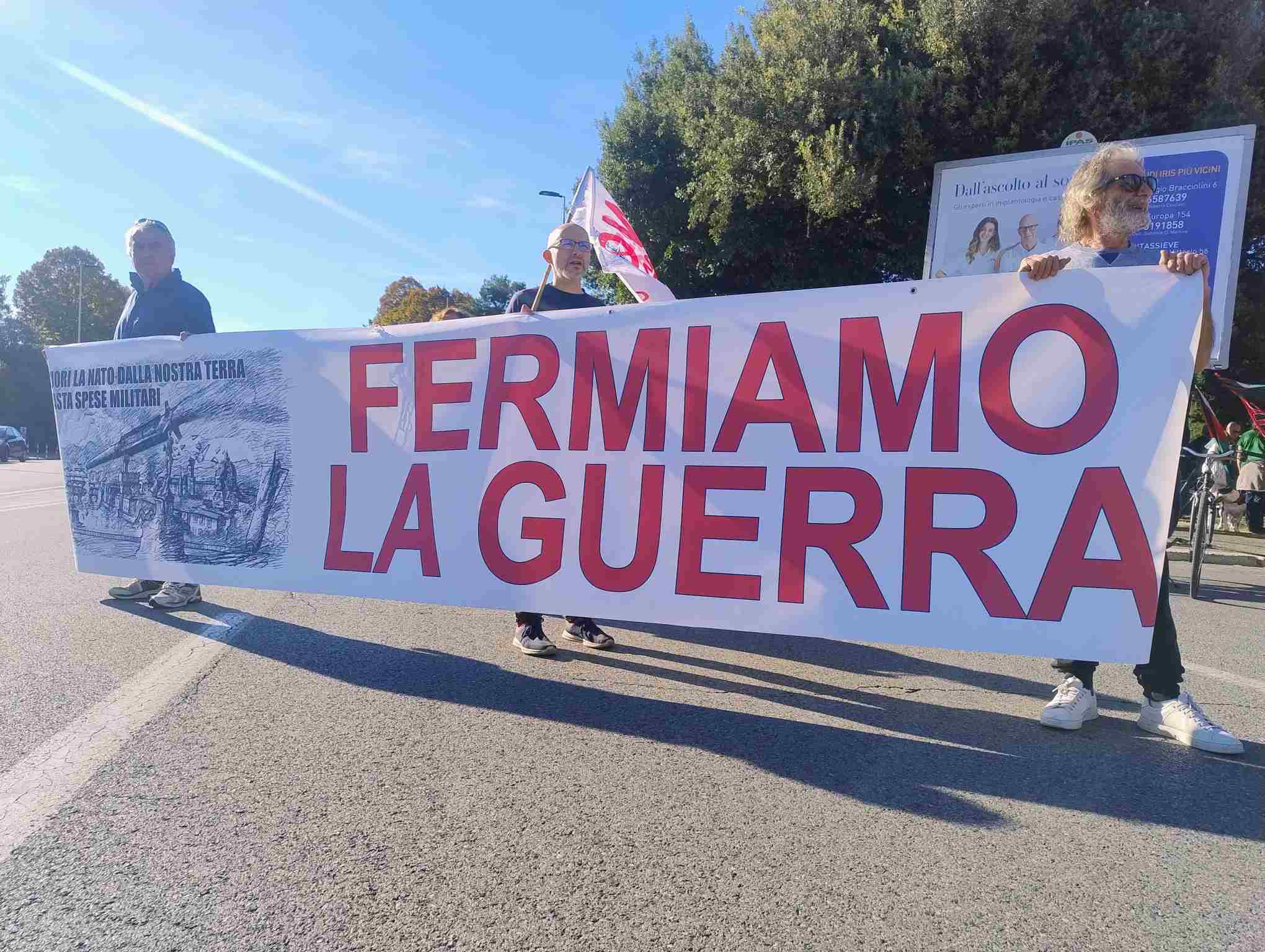 Striscione Fermiamo la Guerra alla manifestazione No comando Nato