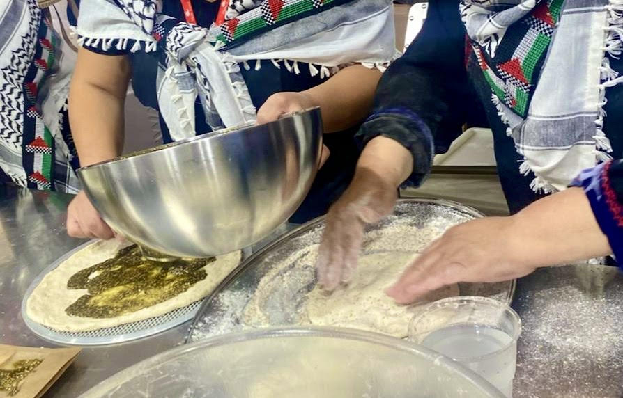 Preparazione della focaccia con zaatar, piatto simbolo della cucina palestinese 📷 Didascalia
