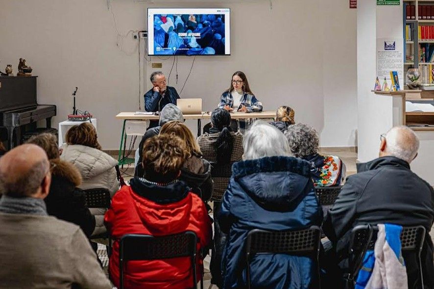Sala della Biblioteca Sociale “La Casa di Francesca” gremita di partecipanti. In primo piano il pubblico ascolta l’intervento di Conny Del Monaco, seduta al tavolo con Matteo Speraddio.