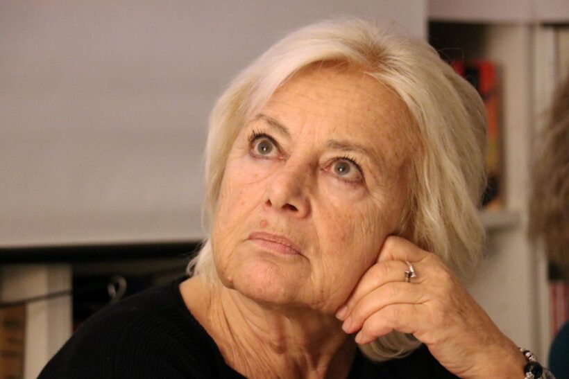 Primo piano di Giuliana Sgrena, in ascolto durante una presentazione, fotografata all’interno della libreria IoCiSto