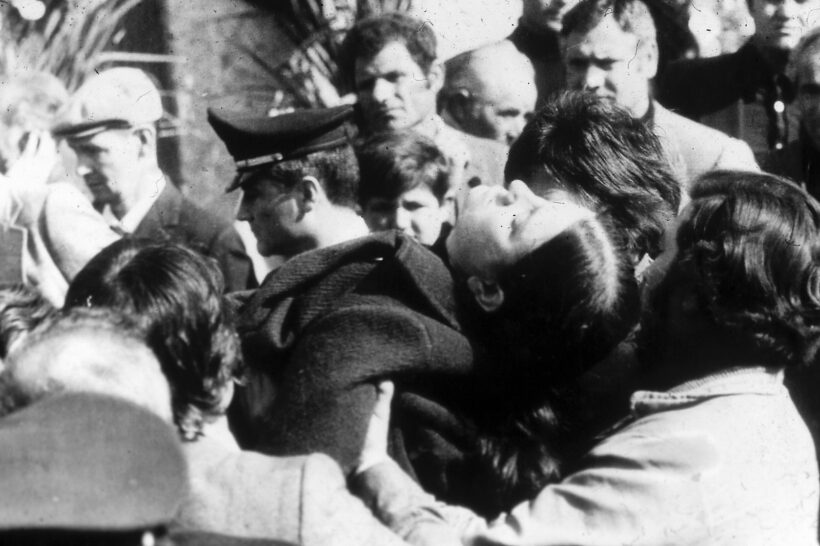 Una donna viene soccorsa tra la folla durante le operazioni successive all’esplosione della fabbrica Flobert, 11 aprile 1975.