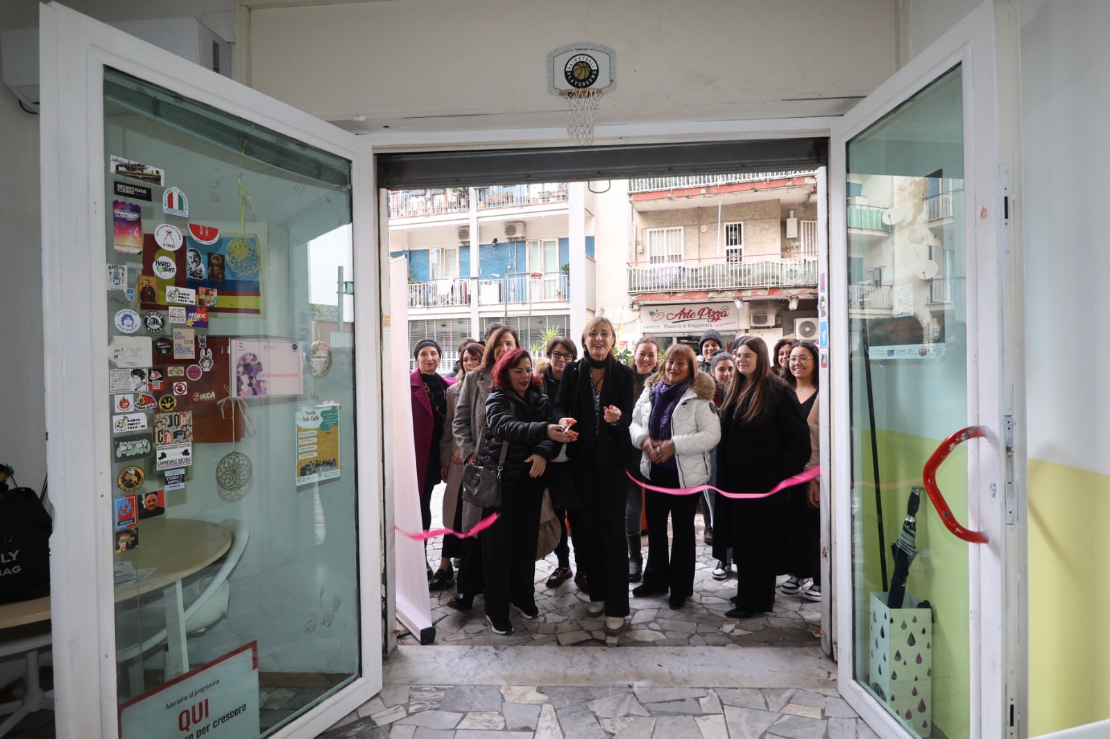 Inaugurazione del Centro Donna a Pianura con il taglio del nastro e la partecipazione di associazioni, cittadine e realtà istituzionali.