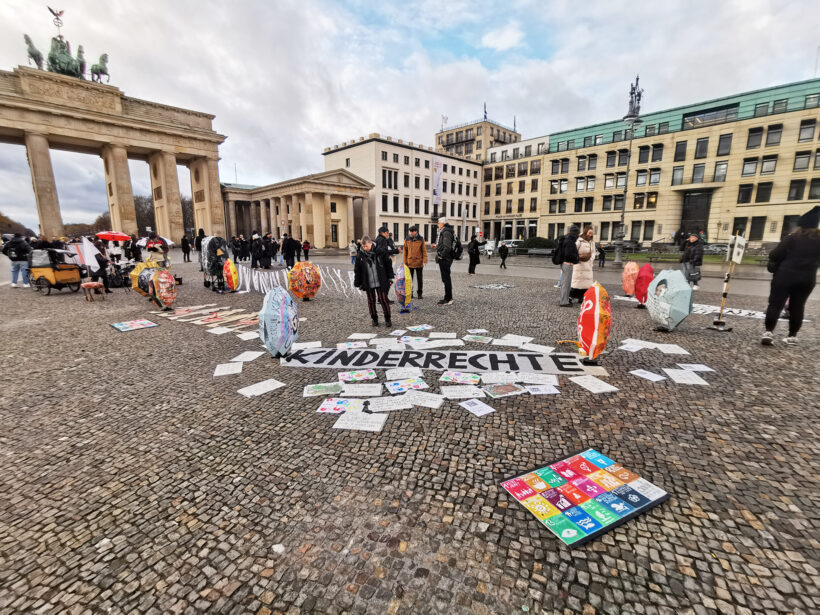 Eine Kunst- und Mahnaktion zum Internationalen Tag der Kinderrechte am Brandenburger Tor