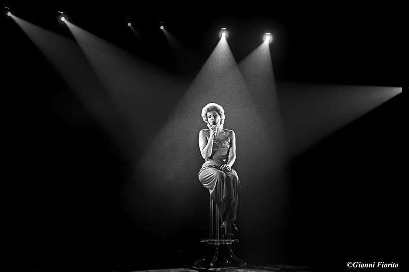 Ornella Vanoni in un momento di grande intensità sul palco. Foto: Gianni Fiorito – Tutti i diritti riservati, su autorizzazione dell’autore.