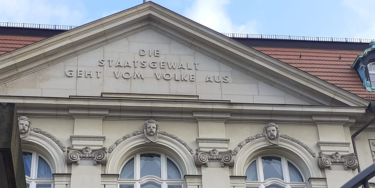 „Alle Staatsgewalt geht vom Volke aus“ – ein Aufklärungsservice für Wahlen mit unvollendeten Gedanken