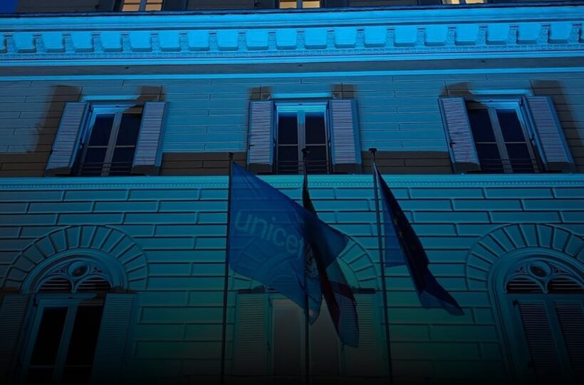 edificio illuminato di Blu