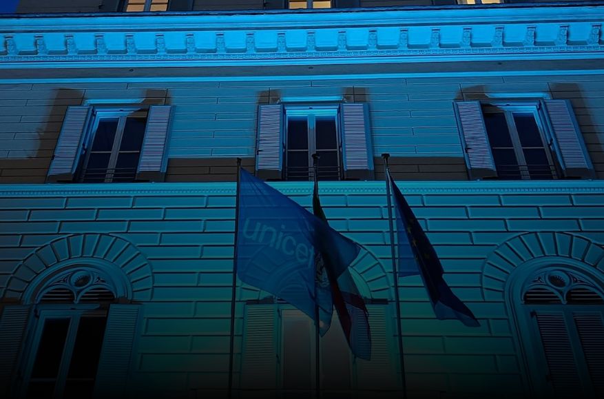 edificio illuminato di Blu