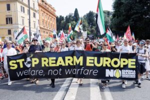 Über 800 Organisationen rufen Europaabgeordnete auf, das Geld statt für Krieg für den Frieden einzusetzen