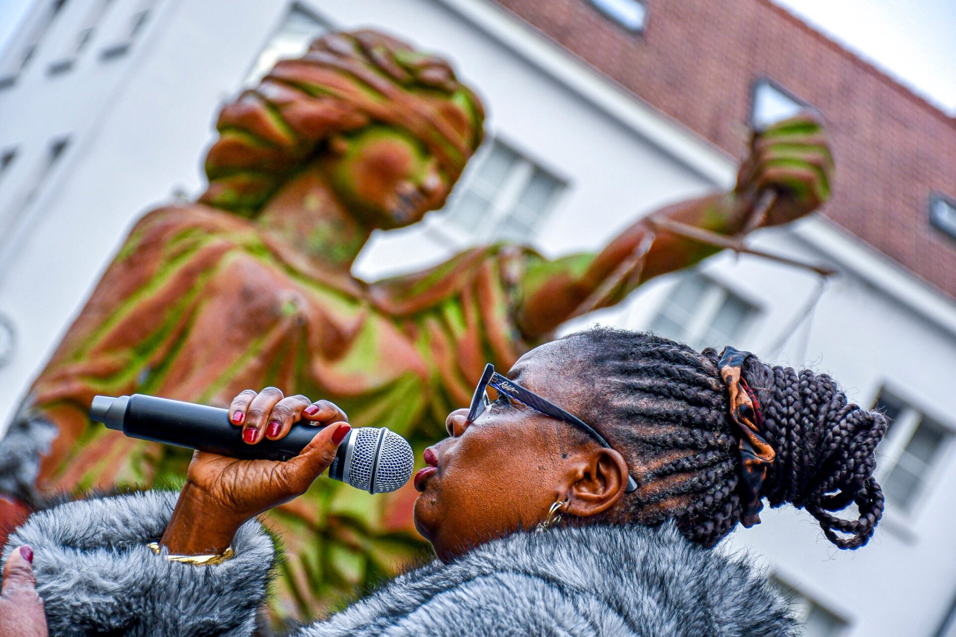 Un moment de l’action « Des géants pour une gigantesque cause » organise par organisations partenaires de la plateforme « 𝘐𝘯 𝘔𝘺 𝘕𝘢𝘮𝘦” a l’occasion de la Journée internationale des migrants.