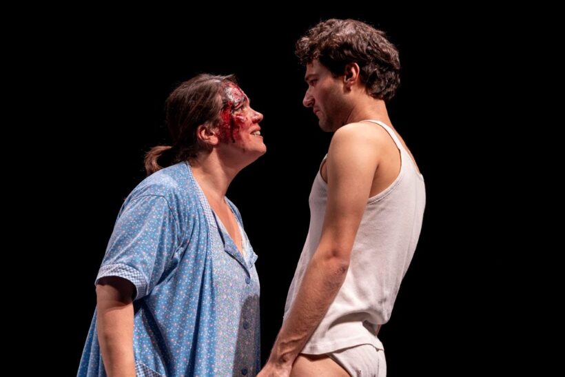 Un momento dello spettacolo L’angelo del focolare, diretto da Emma Dante, che affronta il tema della violenza domestica attraverso una messa in scena essenziale e di forte impatto emotivo. L’opera è stata rappresentata al Teatro San Ferdinando di Napoli. © Masiar Pasquali / Piccolo Teatro Milano – Teatro d’Europa