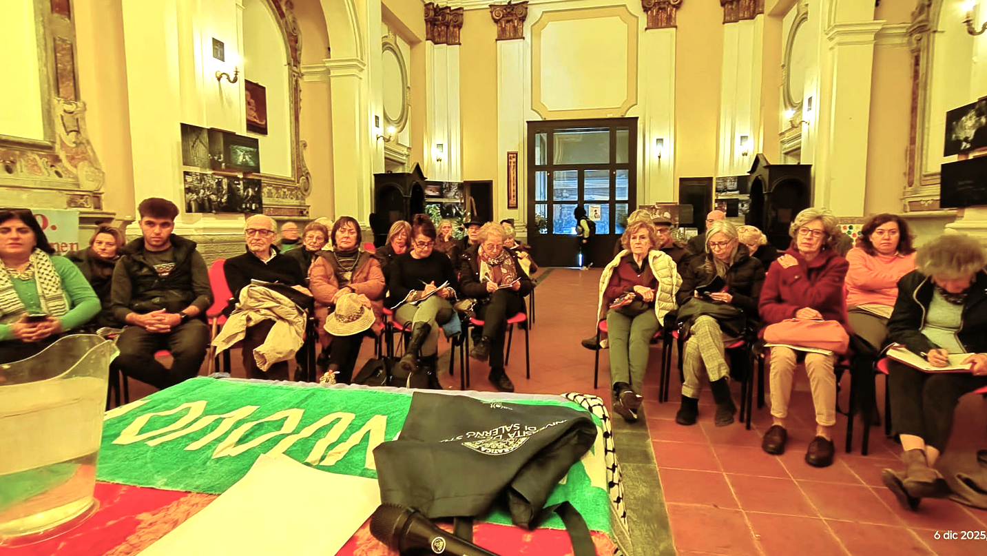 Partecipanti riuniti nella navata della chiesa di San Girolamo delle Monache durante l’assemblea promossa dal Comitato Regionale Pace e Disarmo. L’incontro ha raccolto associazioni pacifiste, realtà sociali e cittadini, impegnati nel confronto su riarmo, leva obbligatoria e diritto all’obiezione di coscienza.