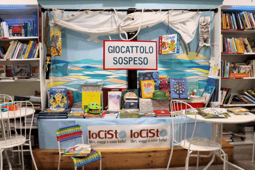 La libreria IoCiSto al Vomero partecipa all’iniziativa del Giocattolo Sospeso con uno spazio dedicato alla raccolta di libri e giochi destinati ai bambini e alle bambine in difficoltà. Un angolo colorato e accogliente che invita alla solidarietà nel periodo natalizio.