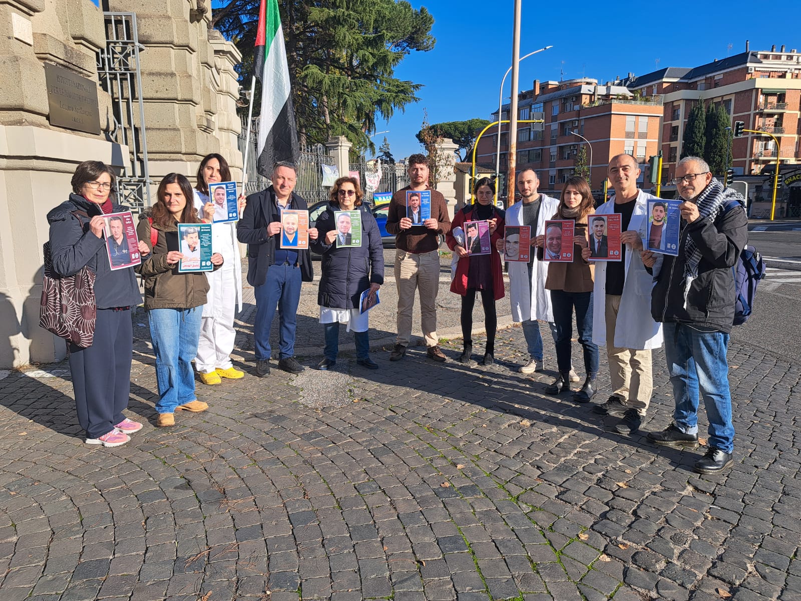 Flashmob en la entrada del Hospital Spallanzani de Roma