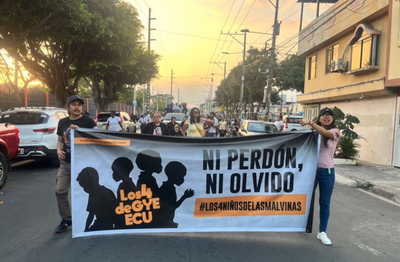 Integrantes del Movimiento de Mujeres de El Oro acompañando en la marcha realizada en Guayaquil al cumplirse un año de la detención y desaparición de los cuatro niños de Las Malvinas