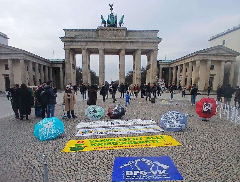 Kunstaktion am Brandenburger Tor: Für das Menschenrecht auf Kriegsdienstverweigerung