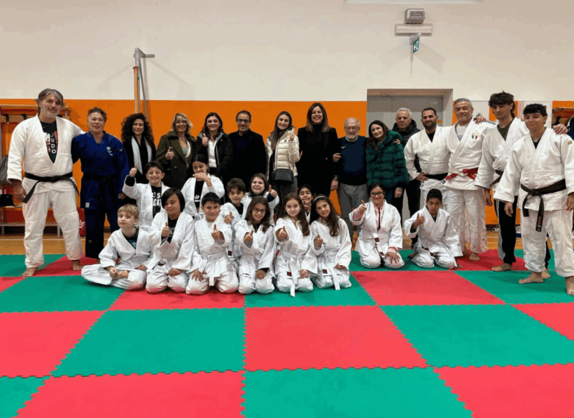 Foto di gruppo con istruttori, studenti e rappresentanti dell’Istituto Comprensivo “De Amicis” durante il progetto Katautism.