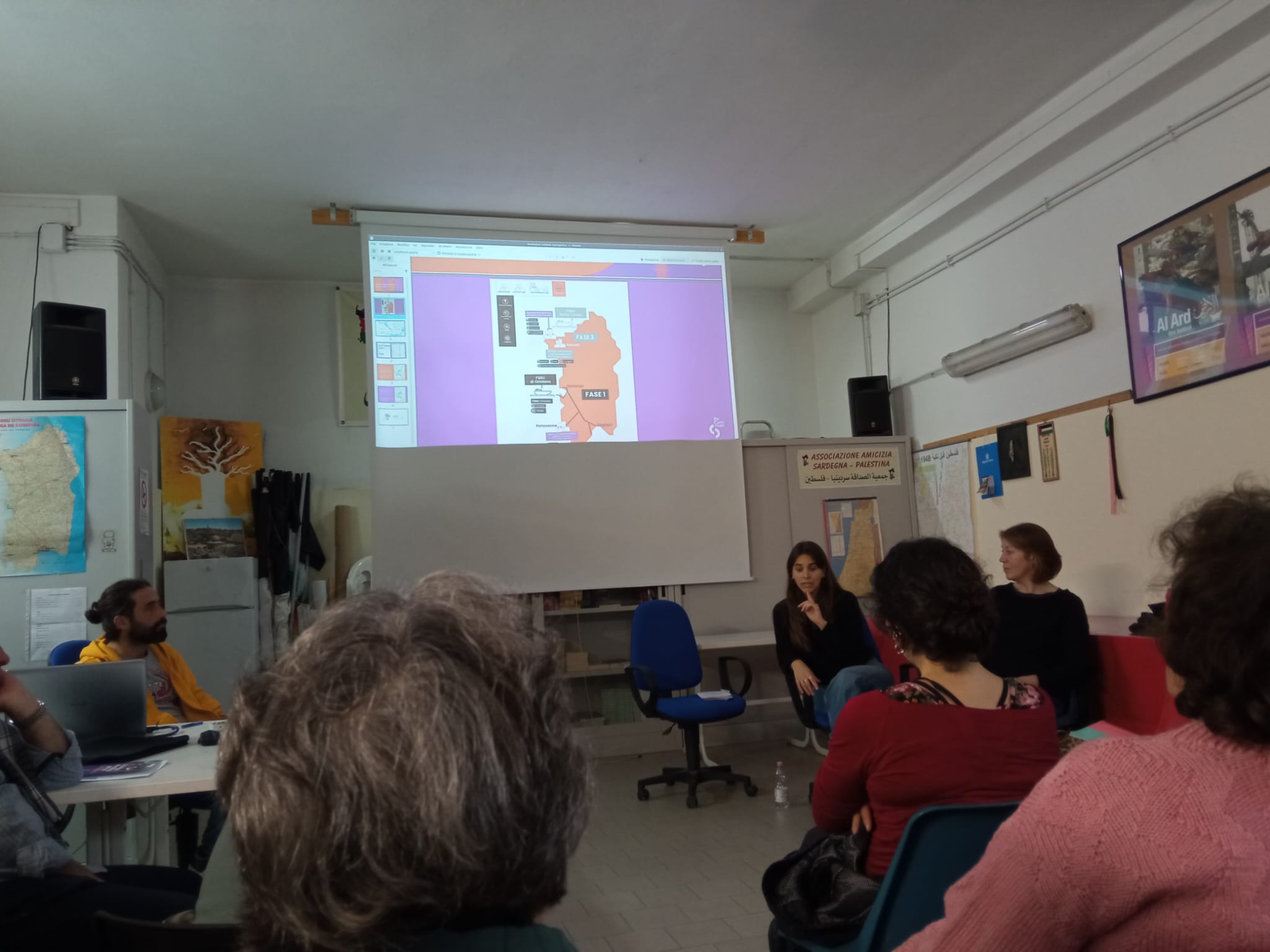 sala affollata con presentazione