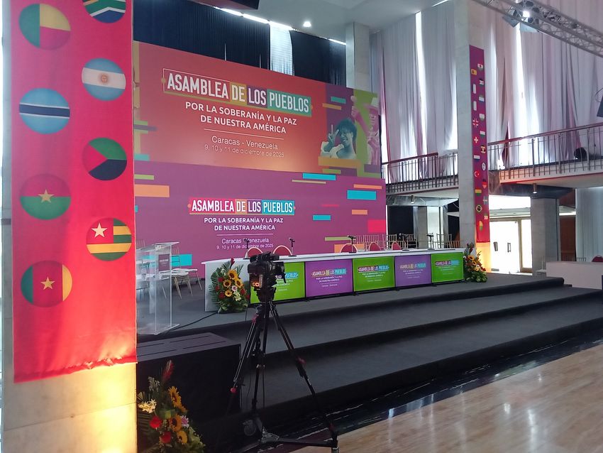 palco dell'assemblea dei popoli