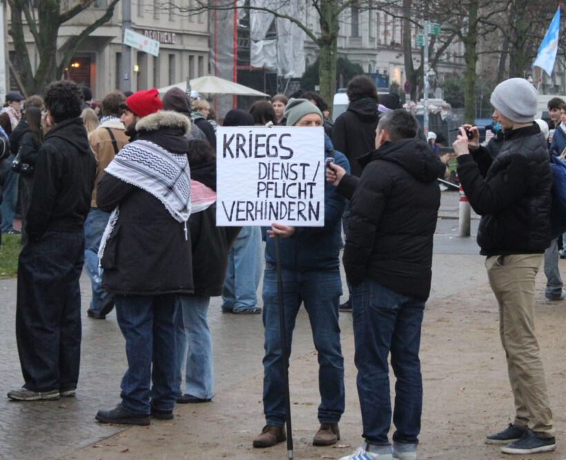 Schulstreik in Berlin: „Eure Pflicht – unser Tod“