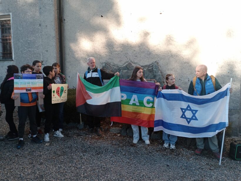 Insegnanti e studenti mostrano la bandiera della pace, quella della Palestina e quella di Israele a Valdilana (BI)