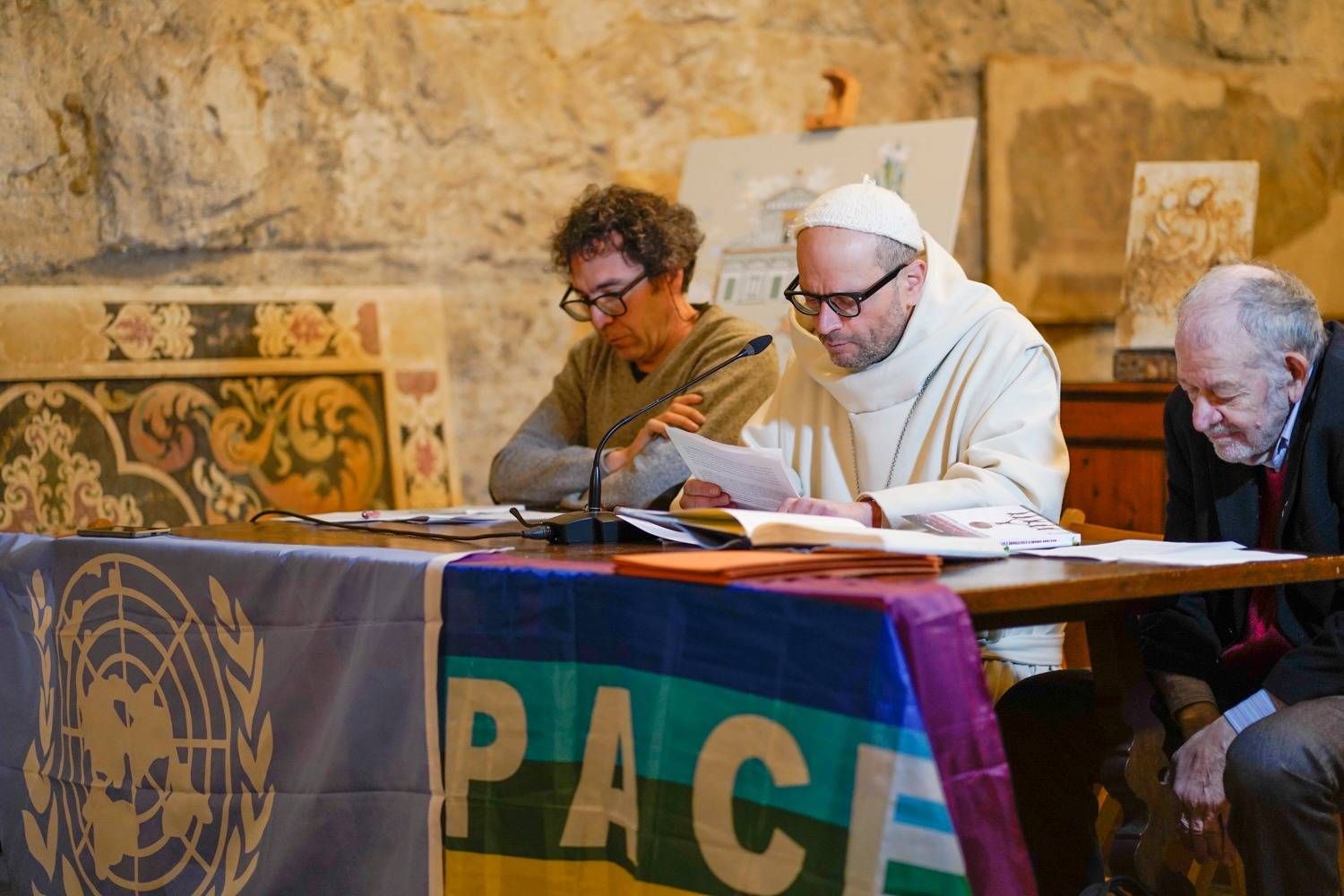 Padre Bernardo, Moreno Biagioni, Andres Lasso al tavolo della conferenza
