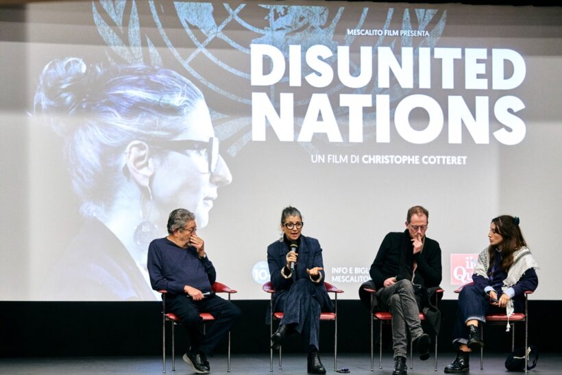 Un momento del dibattito che ha seguito la proiezione serale di Disunited Nations. Al centro Francesca Albanese, Relatrice Speciale delle Nazioni Unite per i Territori Palestinesi Occupati, insieme al regista Christophe Cotteret e a Maurizio Del Bufalo, coordinatore del Festival del Cinema dei Diritti Umani di Napoli. Una serata di confronto pubblico per riportare l’attenzione su Gaza, sul diritto internazionale e sulla responsabilità collettiva di non distogliere lo sguardo.