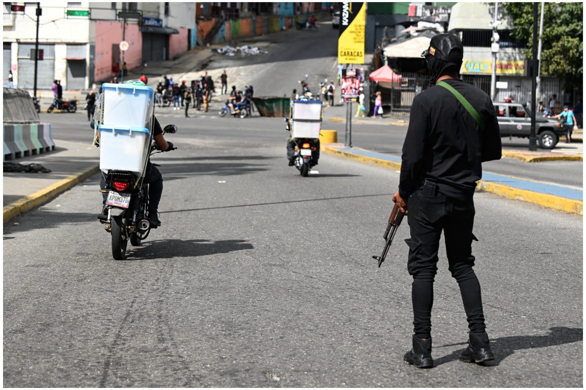 Miembros civiles armados de la Fuerza Colectiva realizan puntos de control tras escucharse explosiones y aviones volando a baja altura en la madrugada del 3 de enero de 2026 en Caracas, Venezuela..