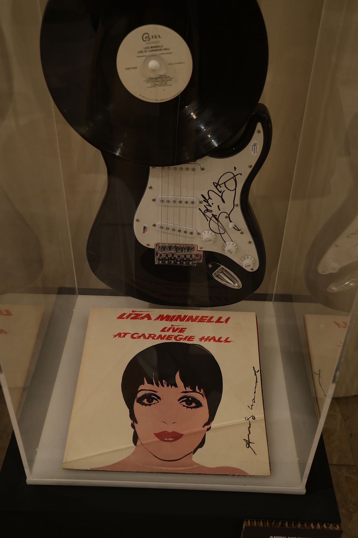 Andy Warhol – Liza MinnelliDisco e chitarra firmata esposti nella mostra.