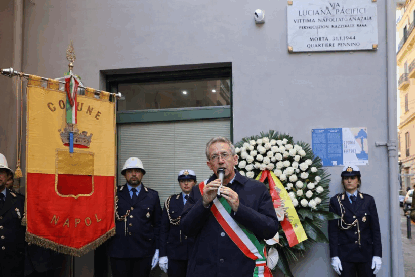 Il sindaco di Napoli durante la deposizione di una corona di fiori in via Luciana Pacifici, in ricordo della più piccola vittima napoletana della Shoah, nel Giorno della Memoria.