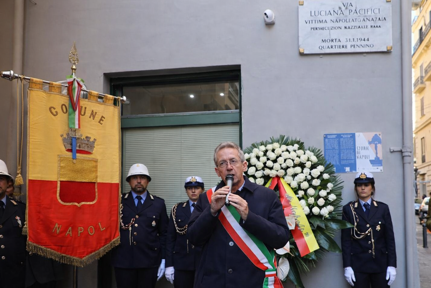 Il sindaco di Napoli durante la deposizione di una corona di fiori in via Luciana Pacifici, in ricordo della più piccola vittima napoletana della Shoah, nel Giorno della Memoria.