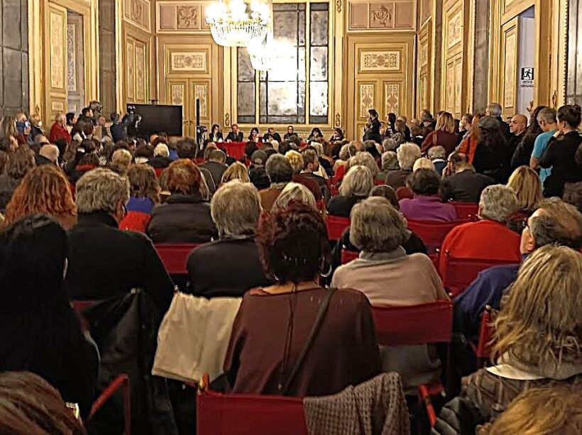La Sala Conferenze di Palazzo Serra di Cassano, a Napoli, gremita durante l’incontro “Guerra dei Diritti, Guerra al Diritto. Dal genocidio in Palestina all’assalto contro le istituzioni internazionali”.