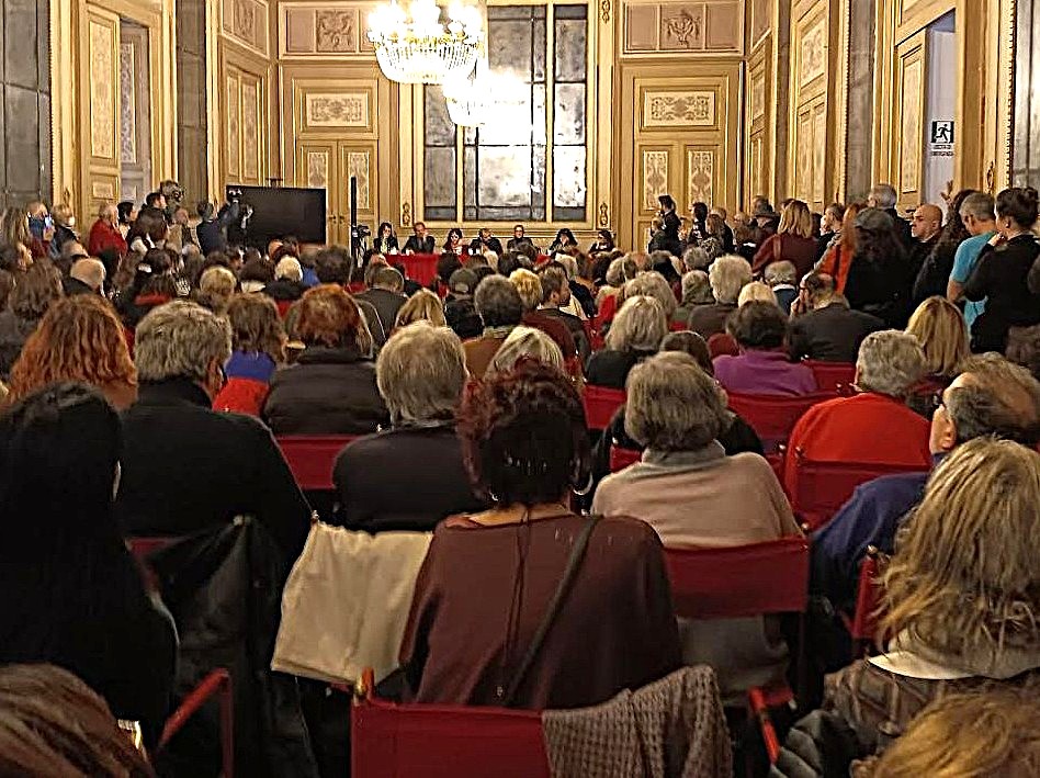 La Sala Conferenze di Palazzo Serra di Cassano, a Napoli, gremita durante l’incontro “Guerra dei Diritti, Guerra al Diritto. Dal genocidio in Palestina all’assalto contro le istituzioni internazionali”.