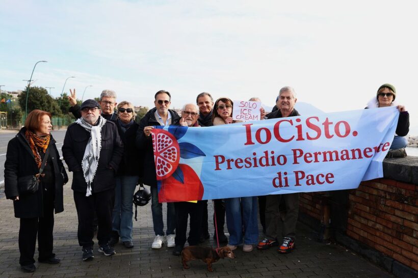 Attivisti del Presidio Permanente di Pace – IoCiSto e altre realtà cittadine durante il presidio nonviolento organizzato davanti al Consolato Generale degli Stati Uniti a Napoli contro le politiche repressive legate all’ICE. L’iniziativa richiama i temi della pace, del disarmo e dei diritti umani.