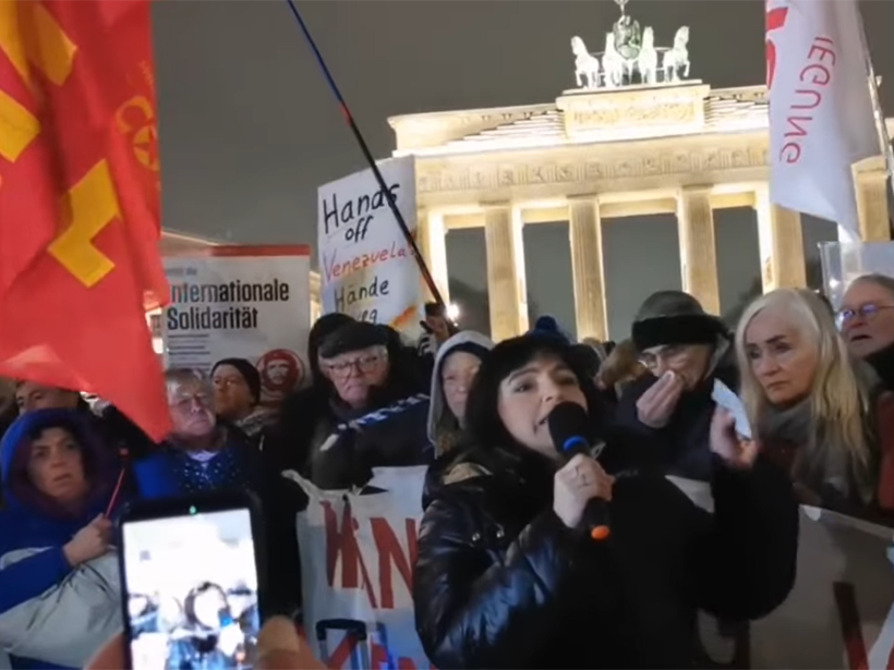 Protest gegen US-Interventionismus: Hunderte demonstrieren vor dem Brandenburger Tor