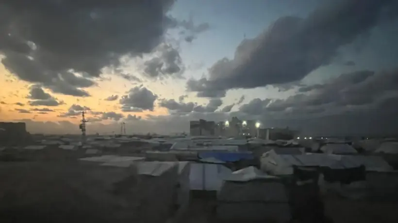 immagine di Gaza distrutta con nuvole