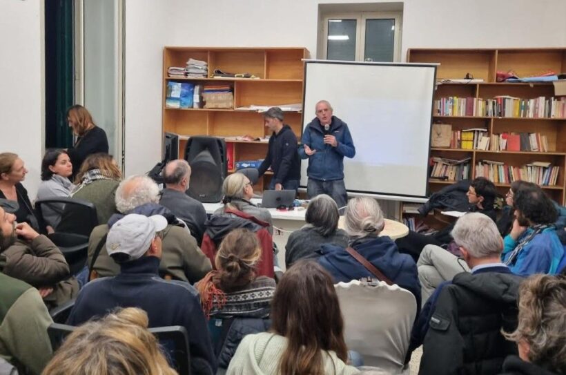 Incontro pubblico a Villa Medusa, a Bagnoli, organizzato da comitati civici e reti antimilitariste per discutere dell’impatto dei grandi progetti sul territorio, del neoliberismo e delle connessioni tra le lotte locali e quanto sta avvenendo nella Striscia di Gaza.