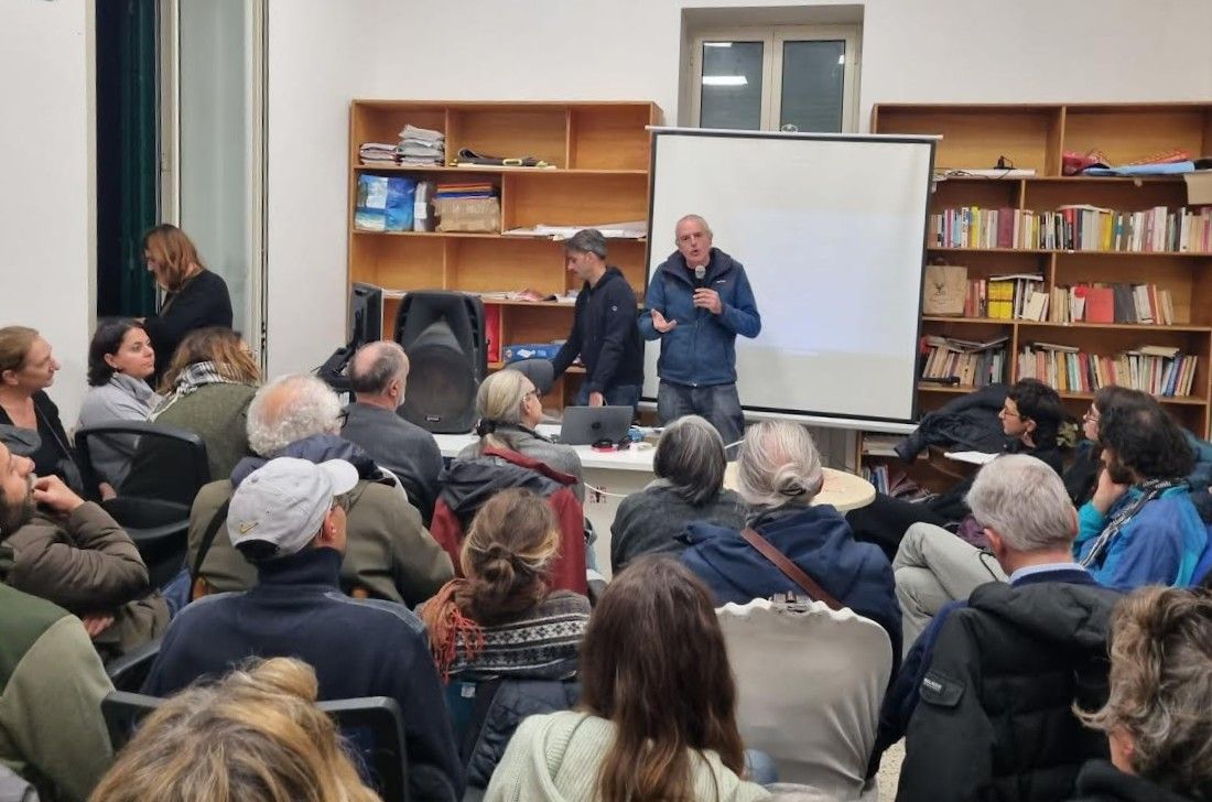 Incontro pubblico a Villa Medusa, a Bagnoli, organizzato da comitati civici e reti antimilitariste per discutere dell’impatto dei grandi progetti sul territorio, del neoliberismo e delle connessioni tra le lotte locali e quanto sta avvenendo nella Striscia di Gaza.