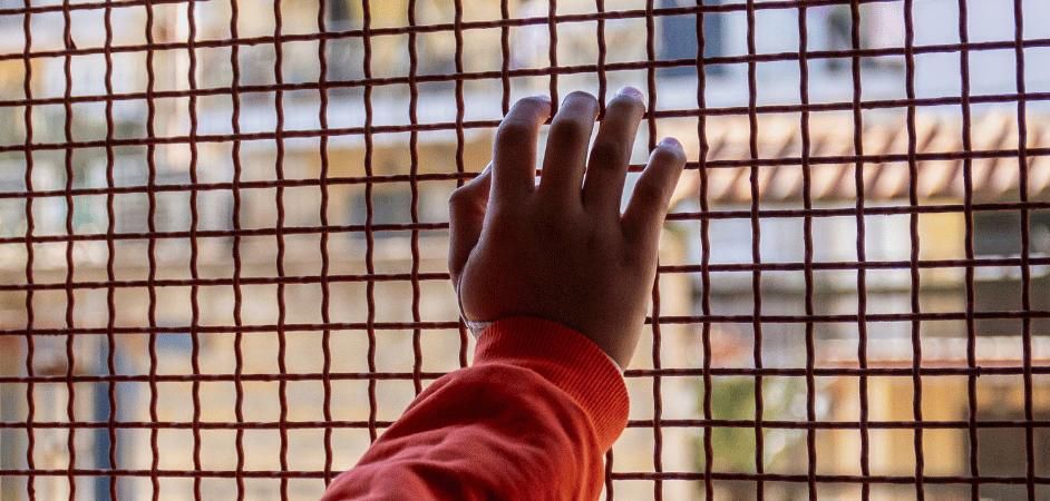 grata con una mano di un bambino