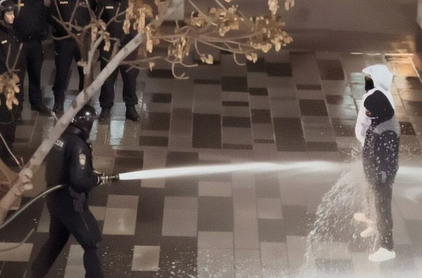 polizia usa idranti contro manifestanti